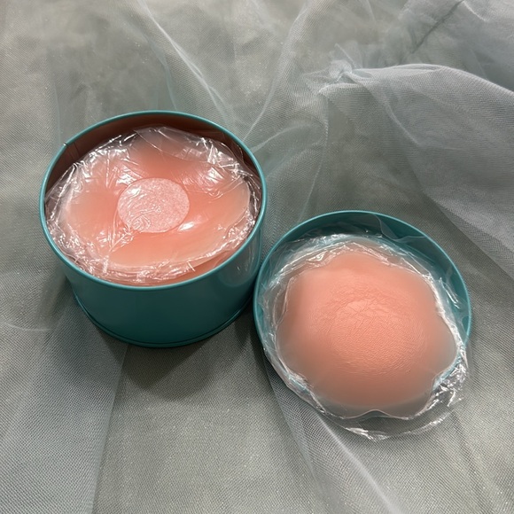 Box of 10 Pieces Reusable Invisible Self-Adhesive Nipple Covers - Picture 3 of 4